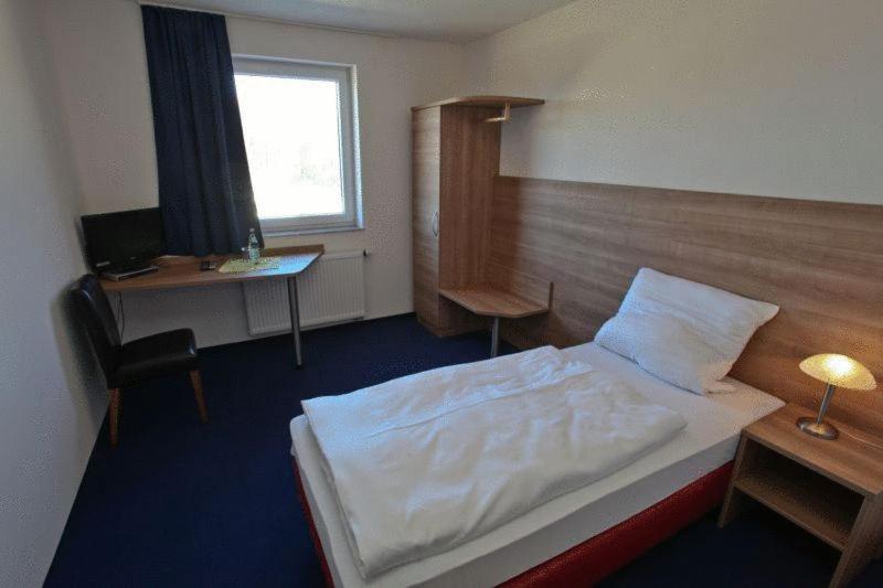 Hotel Am Interpark Großmehring Habitación foto